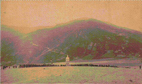 En la pampa se ubica el monumento conmemorativo a la Libertad, en
homenaje a la Batalla del 9 de diciembre de 1824. A sus costados, militares y civiles
en la ceremonia cívica patriótica del 9 de diciembre de 1924. Al fondo, se
divisa el emblemático cerro Condorcunca.